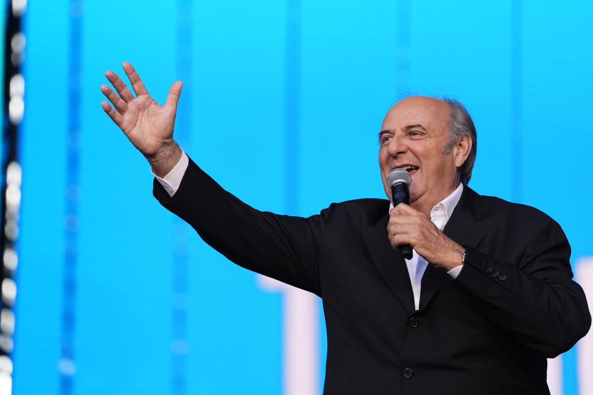 Ascolti tv, Gerry Scotti gira sempre più forte: la sua Ruota batte ancora Affari tuoi di Stefano De Martino Ascolti tv, Gerry Scotti gira sempre più forte: la sua Ruota batte ancora Affari tuoi di Stefano De Martino