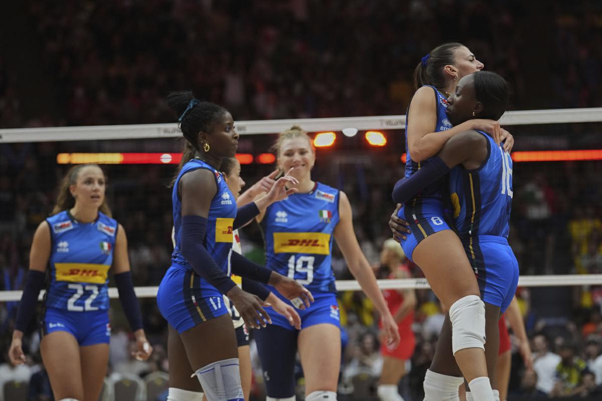 Volley femminile, le ragazze di Velasco scrivono la storia: l’Italia batte la Turchia ed è campione del mondo dopo 23 anni Volley femminile, le ragazze di Velasco scrivono la storia: l’Italia batte la Turchia ed è campione del mondo dopo 23 anni