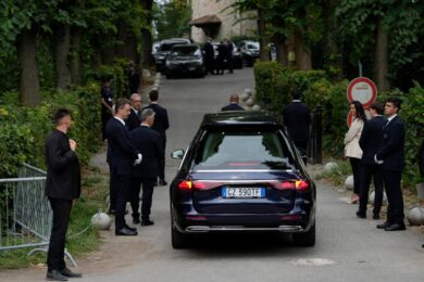 Armani, il feretro lascia la chiesa dopo la funzione. Terminati a Rivalta i funerali privati di re Giorgio