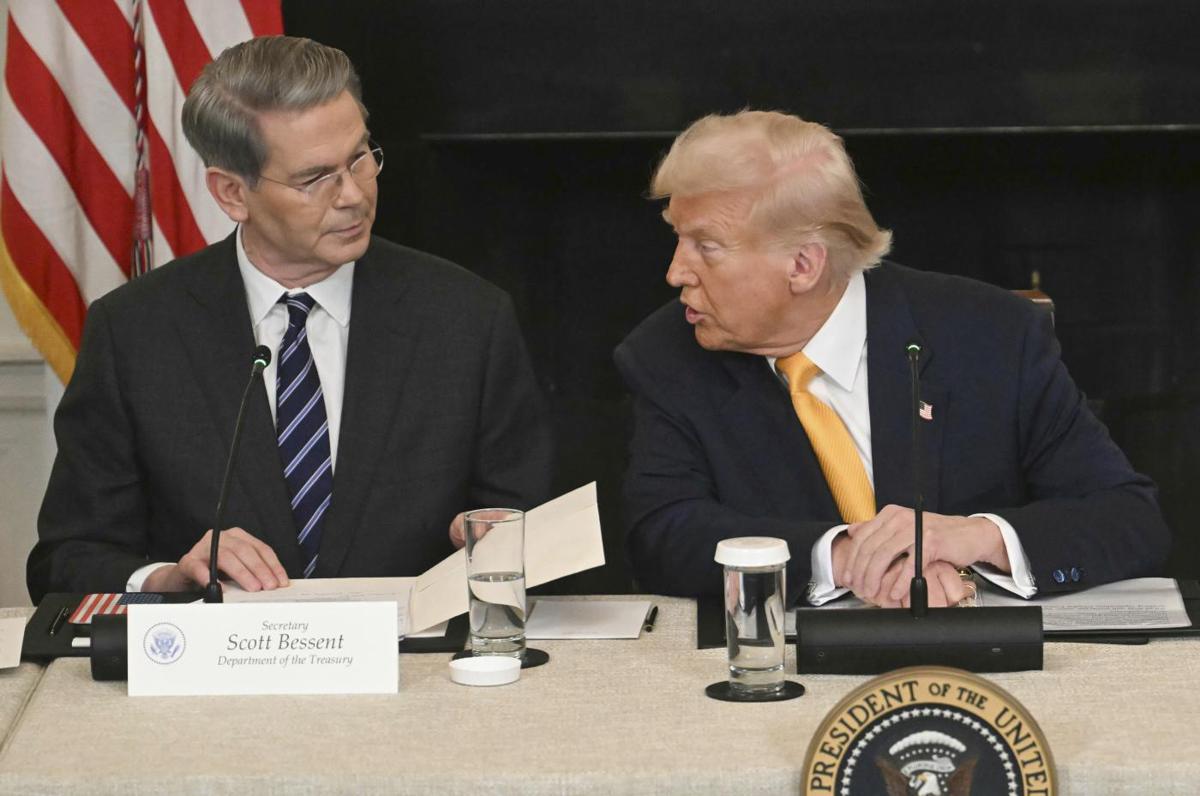 Dazi di Trump, l’ipotesi del clamoroso rimborso delle tariffe “illegali”. Bessent: “Se la Corte Suprema ci obbliga…” Dazi di Trump, l’ipotesi del clamoroso rimborso delle tariffe “illegali”. Bessent: “Se la Corte Suprema ci obbliga…”