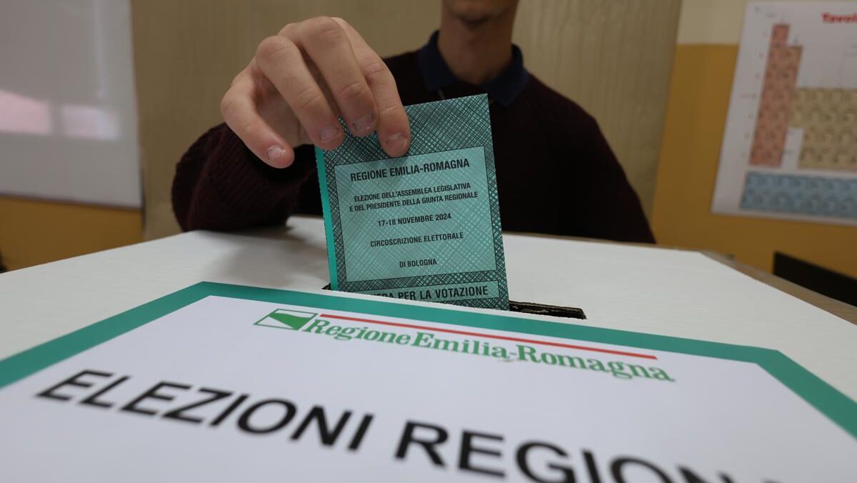 Comunali, exit poll: boom di De Luca a Salerno. Il cdx prende Reggio ed è avanti a Venezia e Arezzo. A Prato csx in vantaggio e a Messina… Comunali, exit poll: boom di De Luca a Salerno. Il cdx prende Reggio ed è avanti a Venezia e Arezzo. A Prato csx in vantaggio e a Messina…