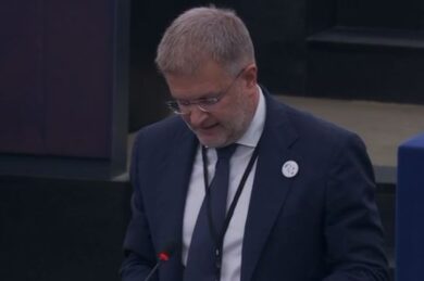 Fidanza ricorda Giorgio Armani davanti al Parlamento Europeo. VIDEO