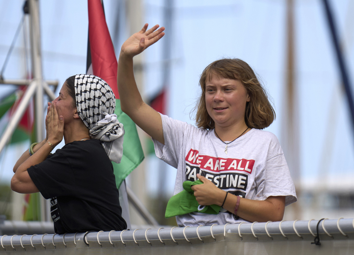 Flotilla, la nave con a bordo Greta Thunberg prende fuoco. L’equipaggio: “Un drone ci ha colpiti”. Ma è giallo Flotilla, la nave con a bordo Greta Thunberg prende fuoco. L’equipaggio: “Un drone ci ha colpiti”. Ma è giallo
