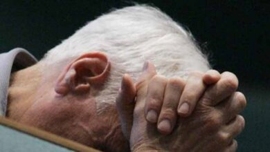 Stanca dell’anziana che cura, badante tenta di strangolarla con un cavo del telefono. Arrestata