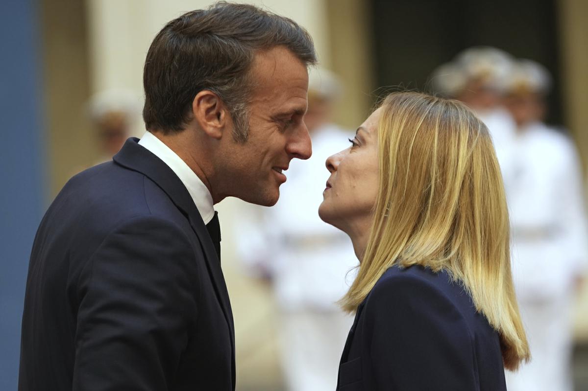 Macron e Meloni, così lontani così vicini Macron e Meloni, così lontani così vicini