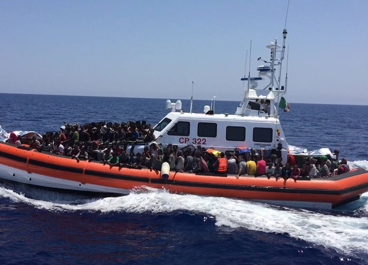 Migranti, non si ferma la tragedia. Sbarcate 44 persone a Lampedusa, a bordo anche due cadaveri Migranti, non si ferma la tragedia. Sbarcate 44 persone a Lampedusa, a bordo anche due cadaveri