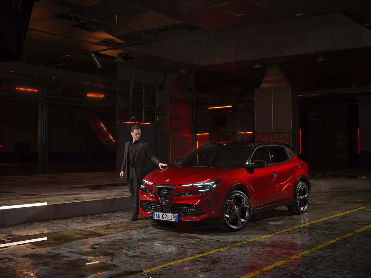 Alfa Romeo Junior, Pedro Alonso incanta nel nuovo film Alfa Romeo Junior, Pedro Alonso incanta nel nuovo film