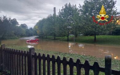 Maltempo al Nord, treno sulla Milano-Lecco si arresta a pochi metri da una voragine