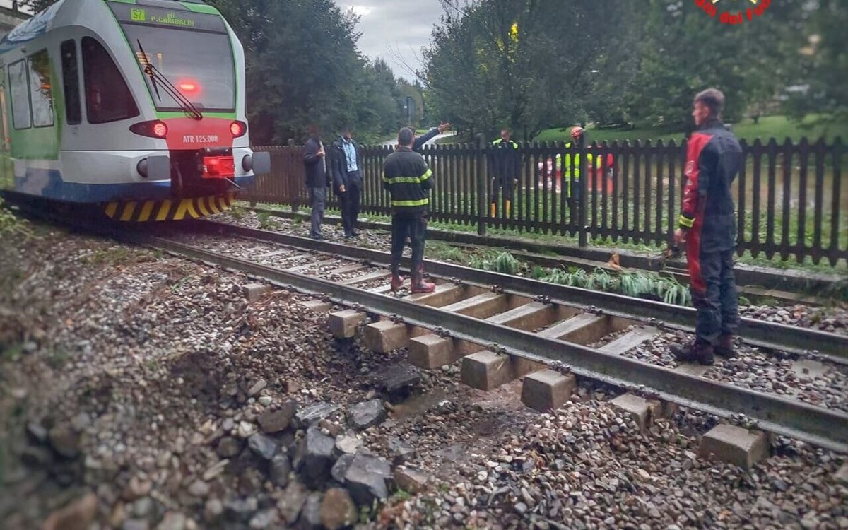 Maltempo al Nord, treno sulla Milano-Lecco si arresta a pochi metri da una voragine