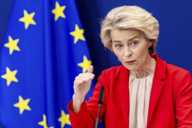 Ucraina, von der Leyen prepara l’Europa alla guerra: “Lottiamo in un nuovo ordine mondiale, 6 mld a Kiev per l’alleanza sui droni”