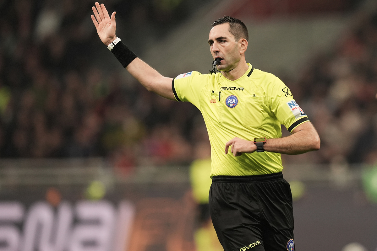 Juventus-Inter, chi è Andrea Colombo l’arbitro di talento del derby d’Italia – 33% di sconfitte per i bianconeri, le polemiche per il gol di Orsolini in Bologna-Inter Juventus-Inter, chi è Andrea Colombo l’arbitro di talento del derby d’Italia – 33% di sconfitte per i bianconeri, le polemiche per il gol di Orsolini in Bologna-Inter