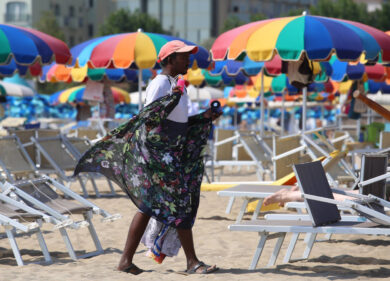 Costa Smeralda, spopola la truffa dei “vu cumprà” col pos. Ecco come i venditori ambulanti beffano tutti (Stato compreso)