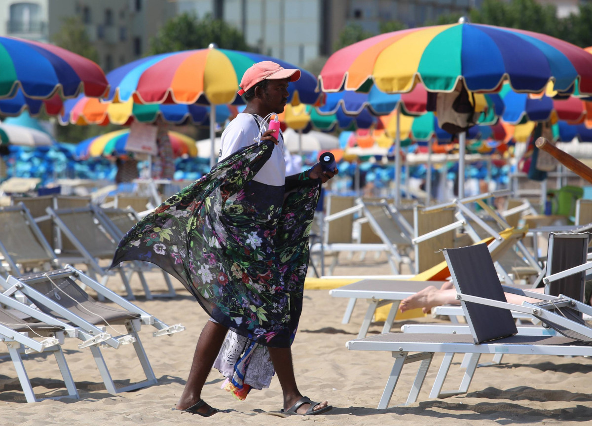Costa Smeralda, spopola la truffa dei “vu cumprà” col pos. Ecco come i venditori ambulanti beffano tutti (Stato compreso) Costa Smeralda, spopola la truffa dei “vu cumprà” col pos. Ecco come i venditori ambulanti beffano tutti (Stato compreso)