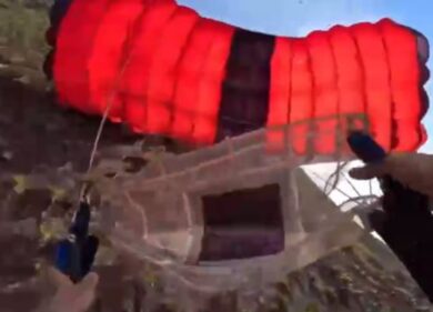 L’incubo di ogni base jumper, il paracadute si impiglia e precipita per centinaia di metri. Salvo per miracolo. VIDEO