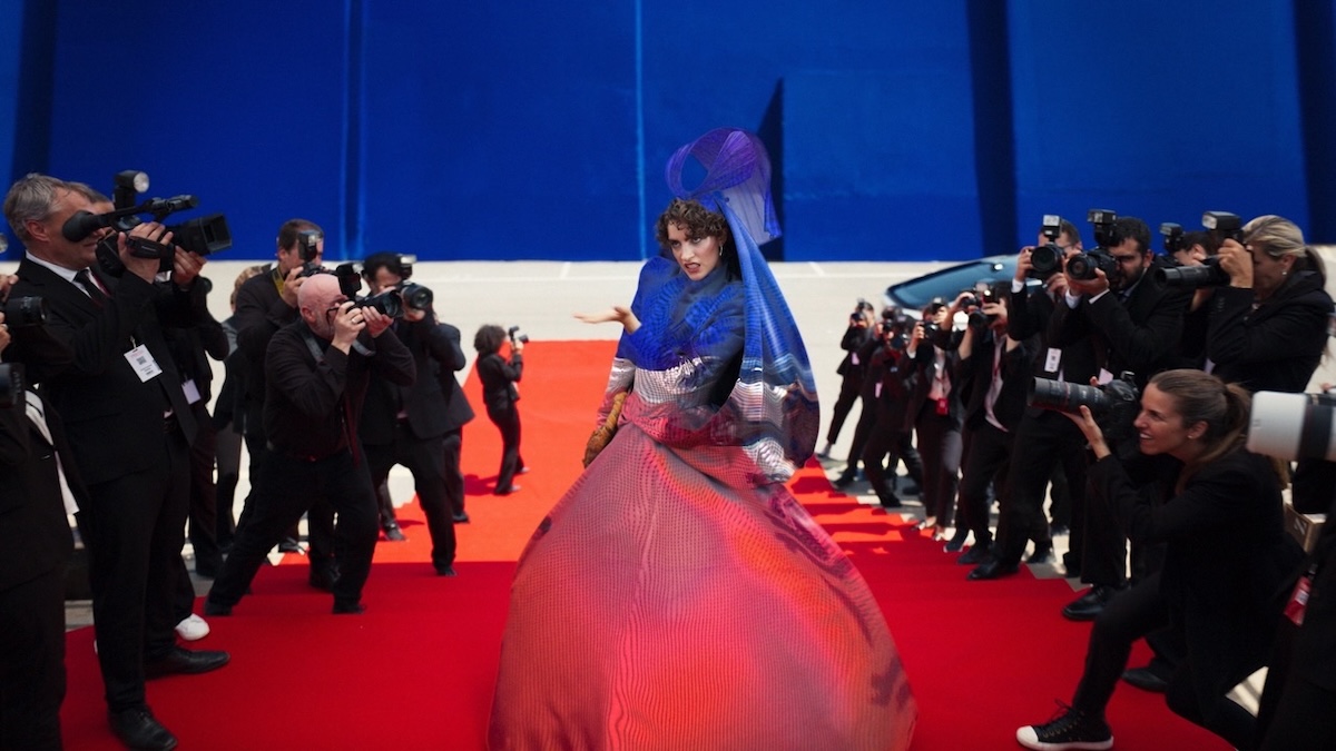 DS Automobiles lancia N°8 con un film visionario e anticonformista