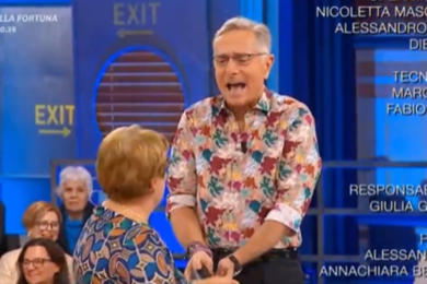 Gaffe ad Avanti Un Altro, la valletta “pubblicizza” Affari Tuoi e Bonolis sbotta: “Ma non ci venite qua!” | VIDEO
