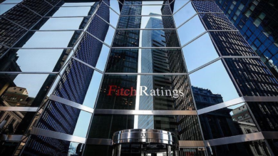 Caos politico in Francia, l’agenzia Fitch taglia il rating: “Il risanamento fiscale va a rilento”