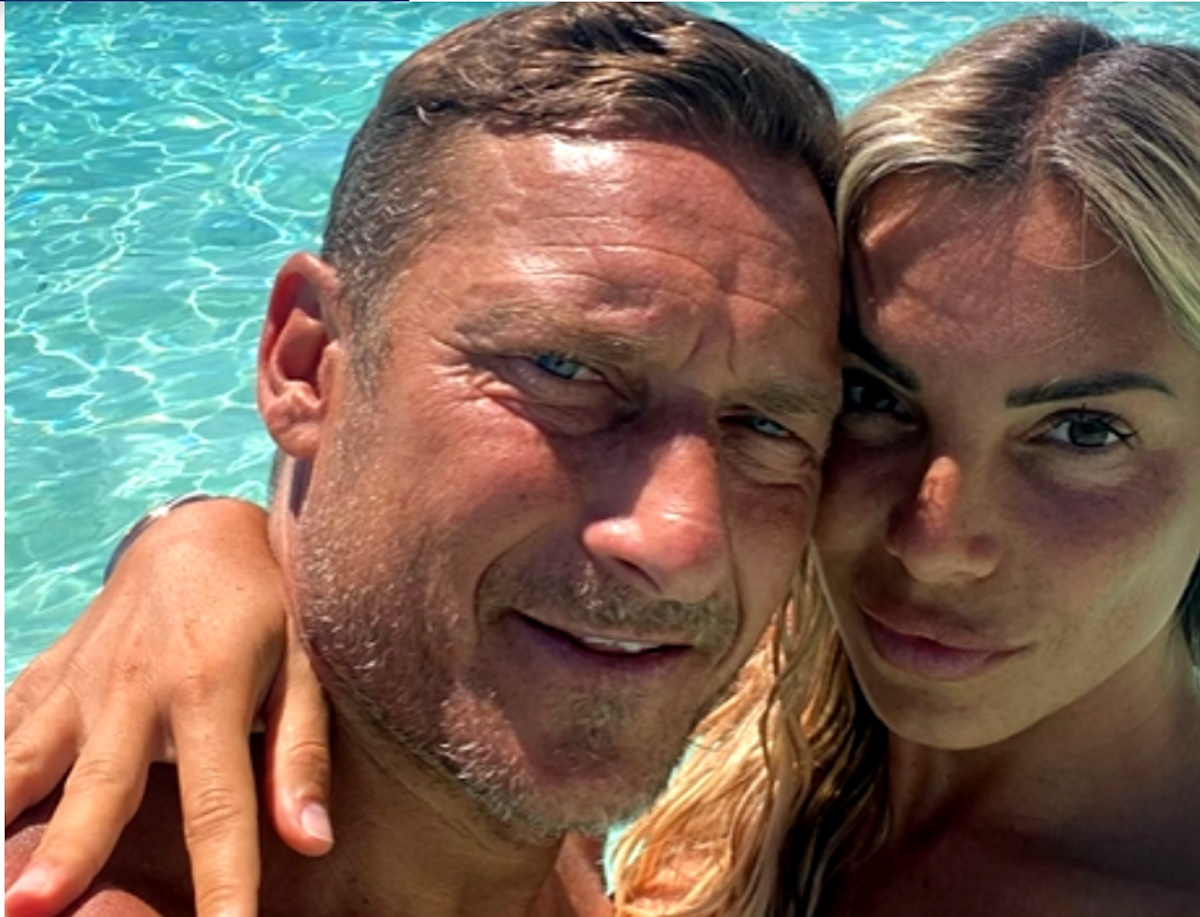 Francesco Totti e Noemi Bocchi, tre anni d’amore: la cena nella suite di lusso e il regalo da migliaia di euro Francesco Totti e Noemi Bocchi, tre anni d’amore: la cena nella suite di lusso e il regalo da migliaia di euro