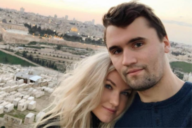Charlie Kirk, la vedova “promette” vendetta: “Non avete idea del fuoco che avete acceso, il suo movimento non morirà”