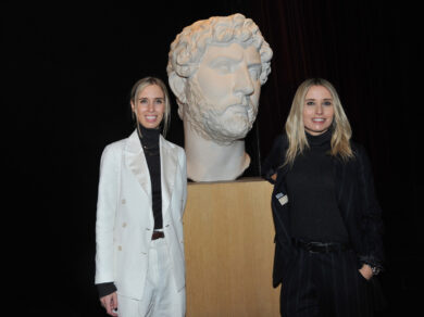 Carolina Cucinelli tra le 50 donne più influenti al mondo: chi è l’imprenditrice umbra che guida con la sorella Camilla l’impero del cashmere del padre Brunello