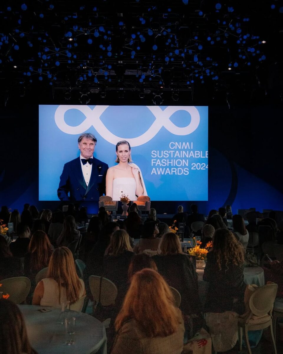 Carolina Cucinelli tra le 50 donne più influenti al mondo: chi è l’imprenditrice umbra che guida con la sorella Camilla l’impero del cashmere del padre Brunello