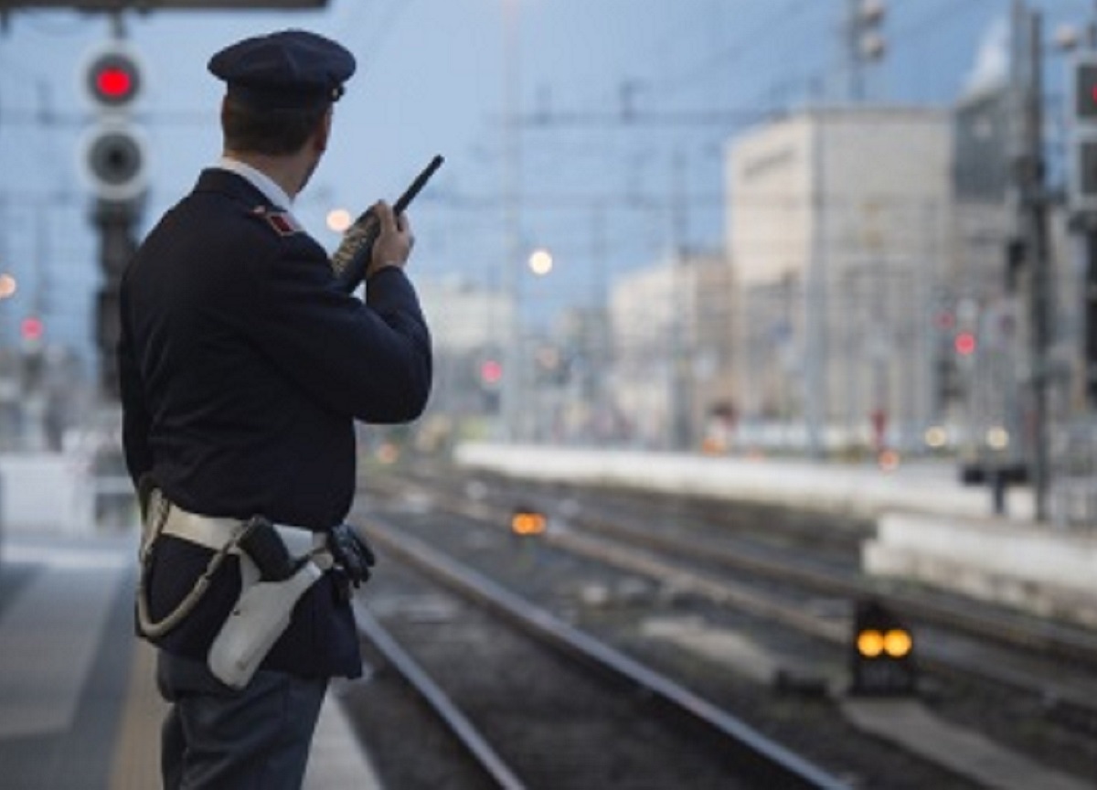 Fuma uno spinello davanti alla Polfer per farsi arrestare ed ottenere il rimpatrio Fuma uno spinello davanti alla Polfer per farsi arrestare ed ottenere il rimpatrio