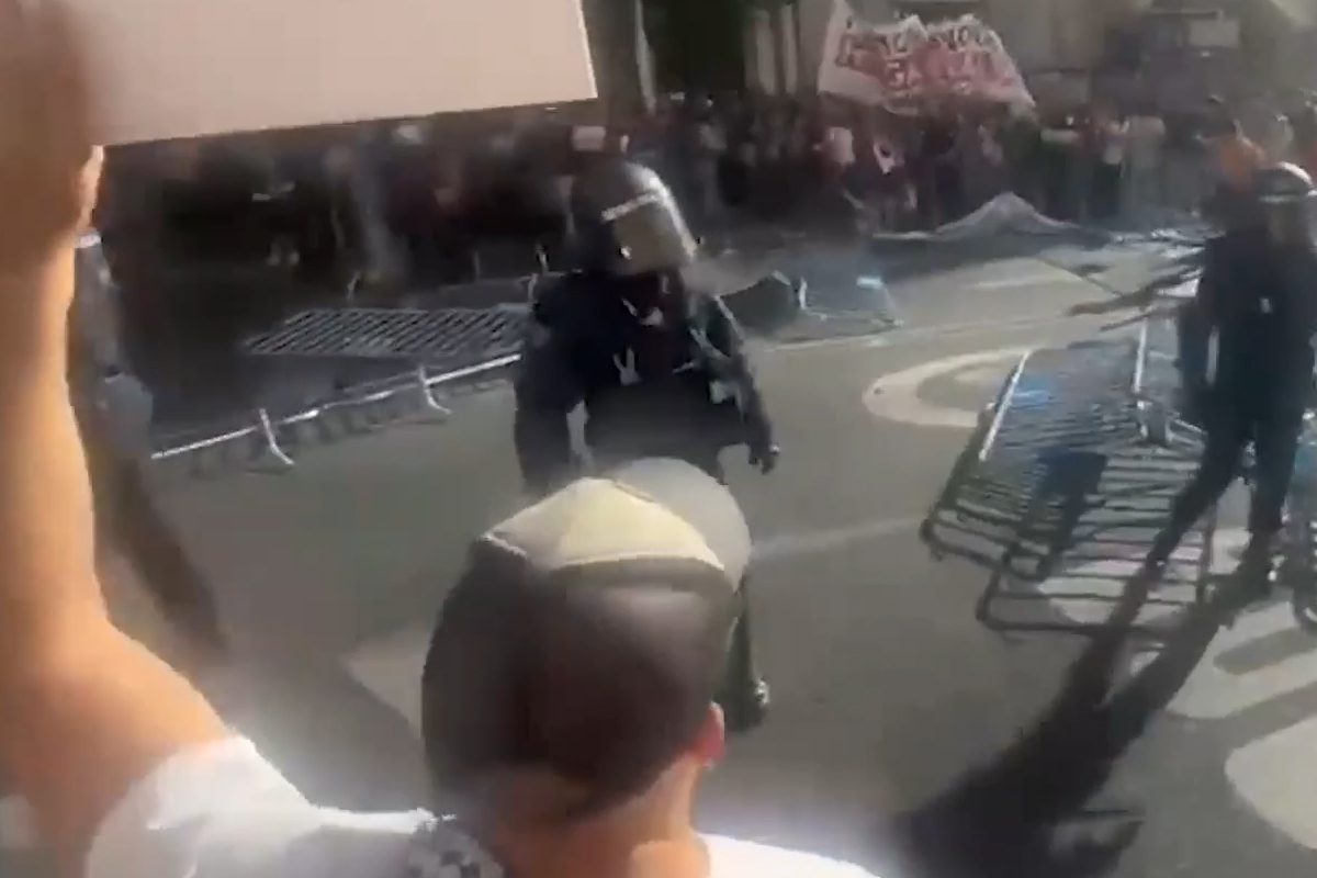 Spagna, scontri tra polizia e attivisti pro-Palestina bloccano la Vuelta a Madrid Spagna, scontri tra polizia e attivisti pro-Palestina bloccano la Vuelta a Madrid