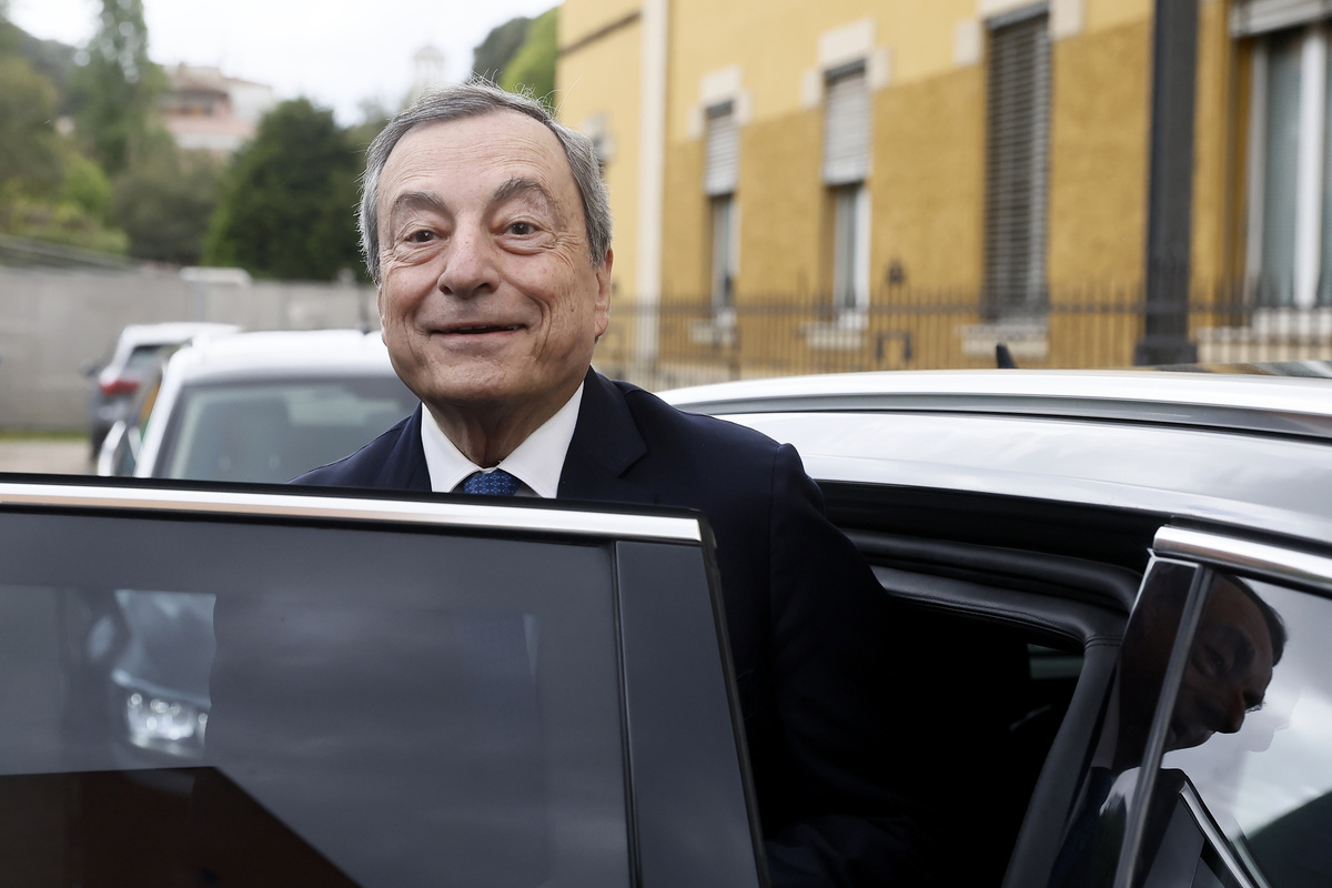 Draghi s’offre. Nuova sferzata all’Europa, pronto a sostituire la “bollita” Ursula. Appoggio di Meloni e (soprattutto) di Giorgetti Draghi s’offre. Nuova sferzata all’Europa, pronto a sostituire la “bollita” Ursula. Appoggio di Meloni e (soprattutto) di Giorgetti
