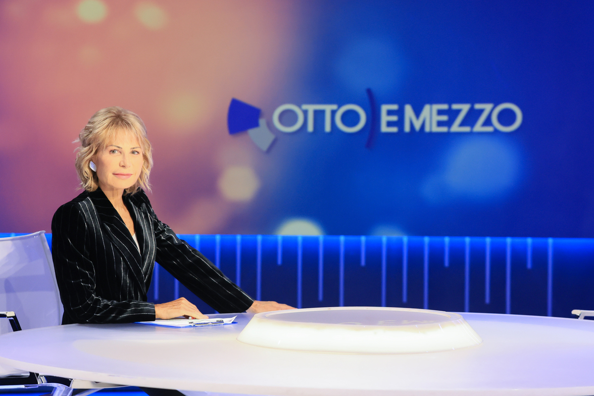 Ascolti tv, Gerry Scotti il peggior incubo di Stefano De Martino. E occhio a Lilly Gruber, partenza col botto per Otto e Mezzo Ascolti tv, Gerry Scotti il peggior incubo di Stefano De Martino. E occhio a Lilly Gruber, partenza col botto per Otto e Mezzo