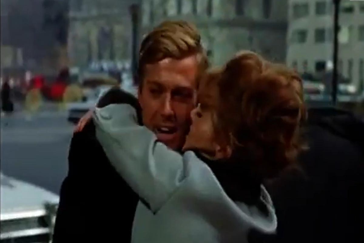 Addio a Robert Redford: la scena cult con Jane Fonda in “A piedi nudi nel parco” (1967) Addio a Robert Redford: la scena cult con Jane Fonda in “A piedi nudi nel parco” (1967)