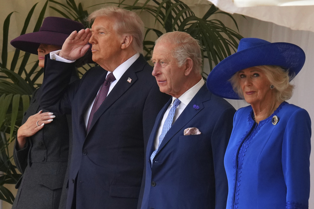 Trump da re Carlo, a Londra migliaia di manifestanti in strada contro il tycoon: “No al razzismo”