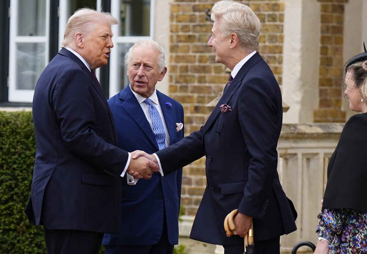 Trump da re Carlo, a Londra migliaia di manifestanti in strada contro il tycoon: “No al razzismo”