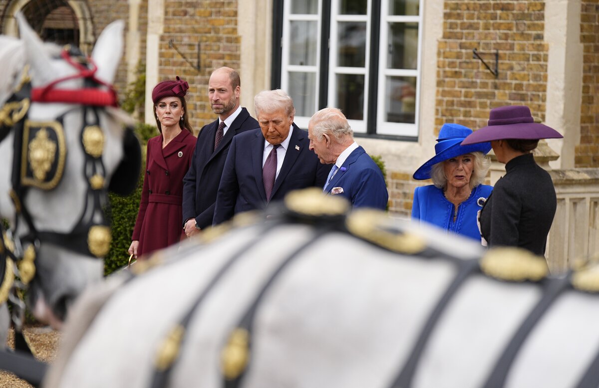 Trump da re Carlo, a Londra migliaia di manifestanti in strada contro il tycoon: “No al razzismo”