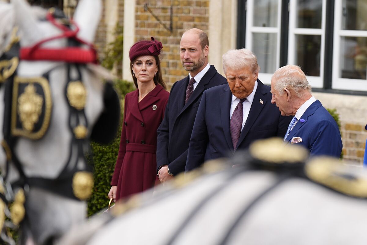 Trump da re Carlo, a Londra migliaia di manifestanti in strada contro il tycoon: “No al razzismo”