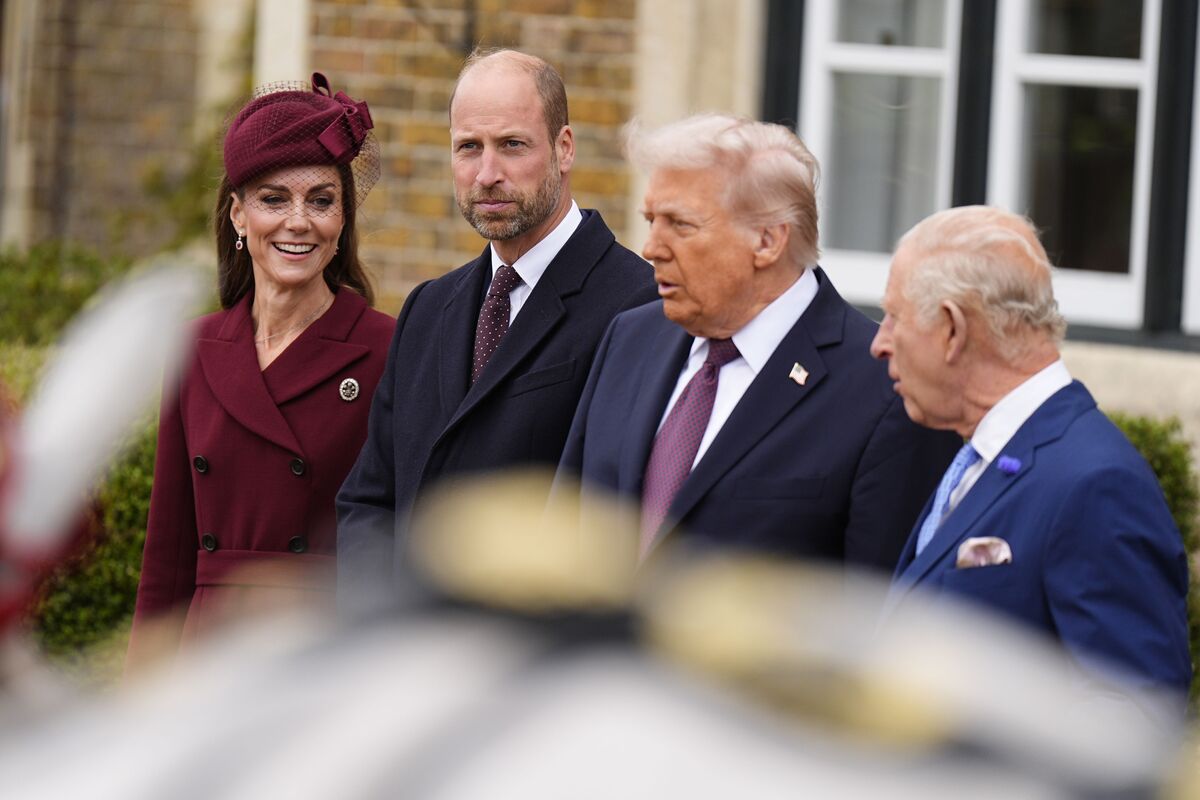 Trump da re Carlo, a Londra migliaia di manifestanti in strada contro il tycoon: “No al razzismo”