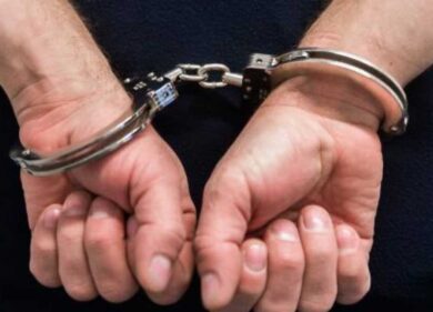 Urla alla figlia “sei grassa e brutta”, poi aggredisce sia lei che la moglie: 61enne arrestato a Varcaturo