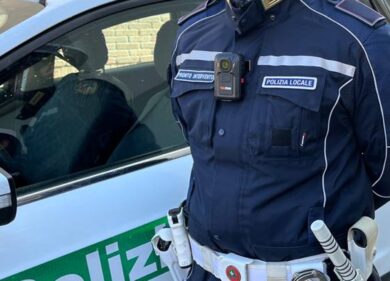 Milano, sfreccia a 80 km/h in Ferrari. L’agente lo ferma e… gli fa i complimenti