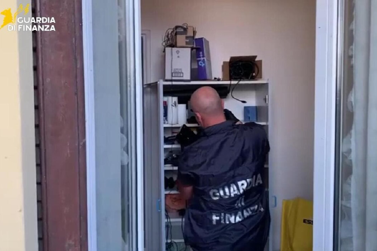 Vasta operazione anti-pirateria della Guardia di Finanza di Cagliari Vasta operazione anti-pirateria della Guardia di Finanza di Cagliari