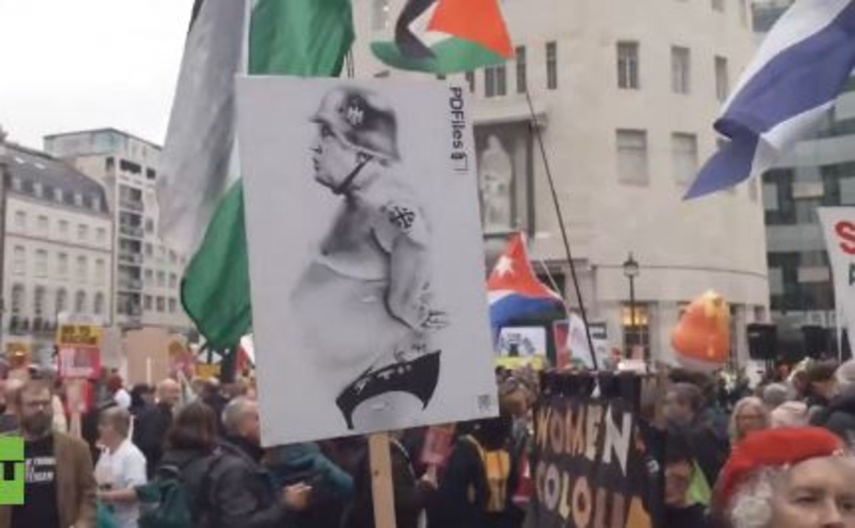 Trump da re Carlo, a Londra migliaia di manifestanti in strada contro il tycoon: “No al razzismo”