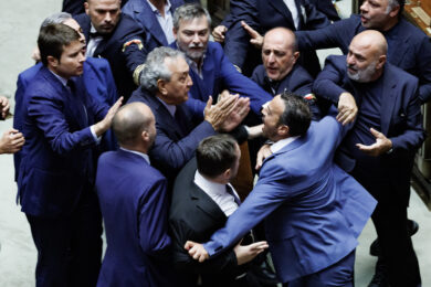 Riforma della giustizia e separazione delle carriere, bagarre alla Camera dopo il via libera. Meloni: “Noi andiamo avanti”