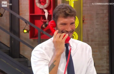 La Ruota della Fortuna invade Affari Tuoi, ma Stefano De Martino se la ride: “Salutiamo i nostri dirimpettai”