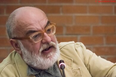 Giallo a Milano, il fotografo Rebuzzini muore dopo essere stato trovato in fin di vita nello studio: ipotesi omicidio