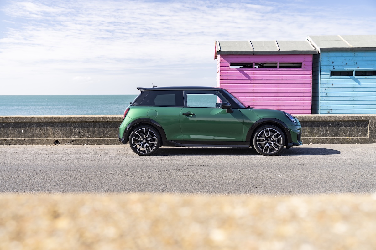 John Cooper Works: la MINI Cooper S 5 porte tra potenza e stile John Cooper Works: la MINI Cooper S 5 porte tra potenza e stile