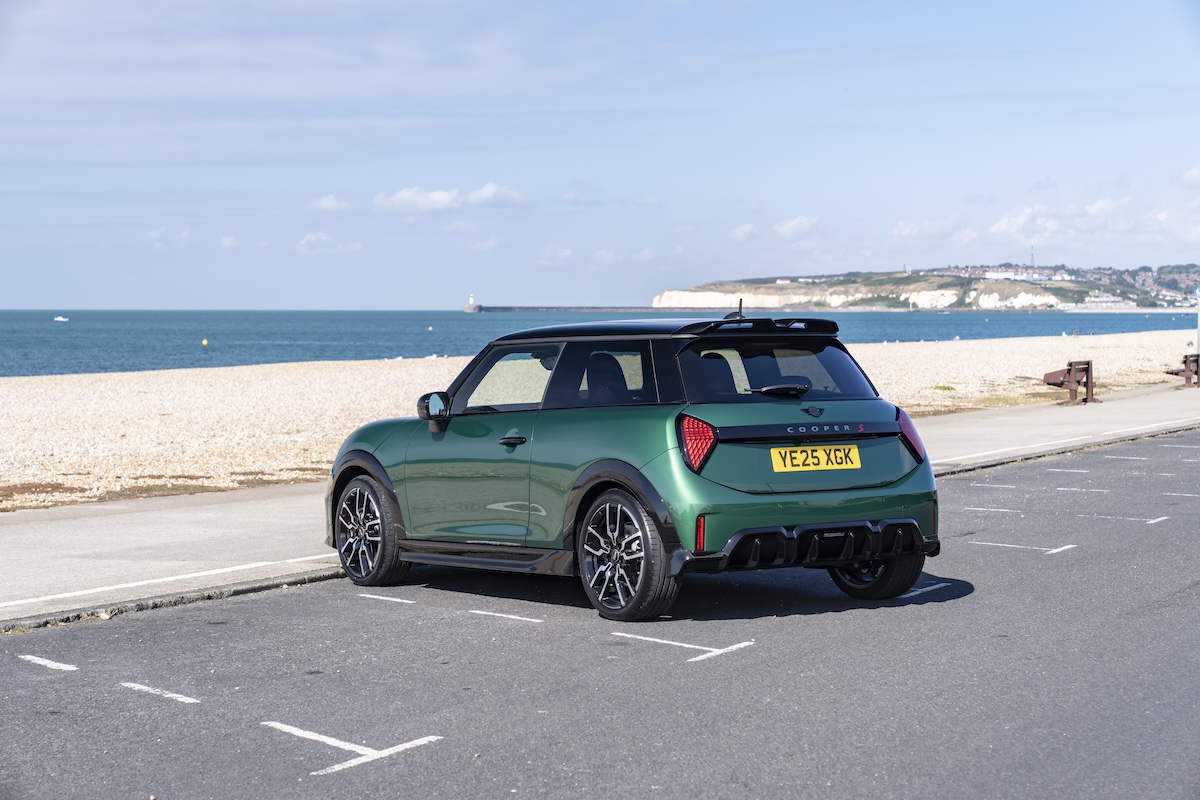 John Cooper Works: la MINI Cooper S 5 porte tra potenza e stile John Cooper Works: la MINI Cooper S 5 porte tra potenza e stile
