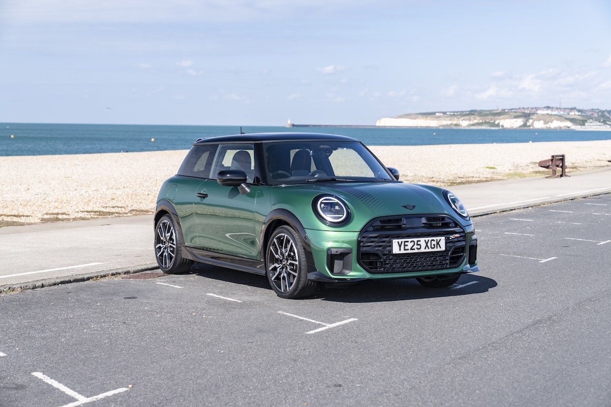 John Cooper Works: la MINI Cooper S 5 porte tra potenza e stile John Cooper Works: la MINI Cooper S 5 porte tra potenza e stile