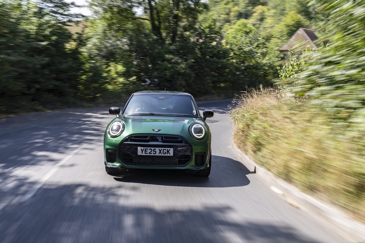 John Cooper Works: la MINI Cooper S 5 porte tra potenza e stile John Cooper Works: la MINI Cooper S 5 porte tra potenza e stile