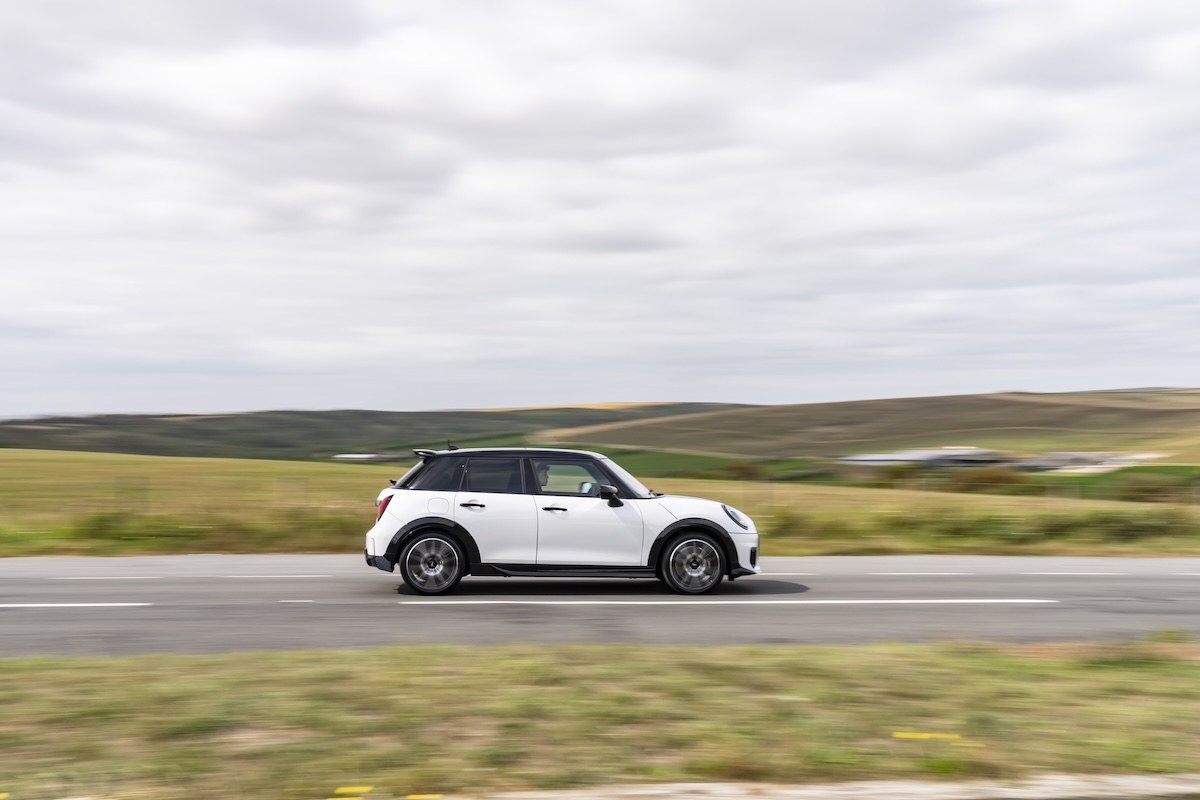 John Cooper Works: la MINI Cooper S 5 porte tra potenza e stile John Cooper Works: la MINI Cooper S 5 porte tra potenza e stile