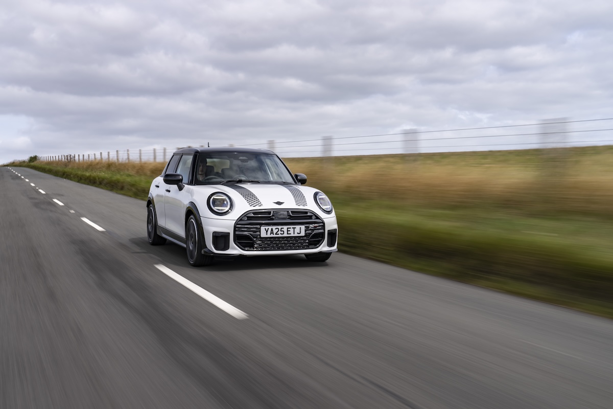 John Cooper Works: la MINI Cooper S 5 porte tra potenza e stile John Cooper Works: la MINI Cooper S 5 porte tra potenza e stile