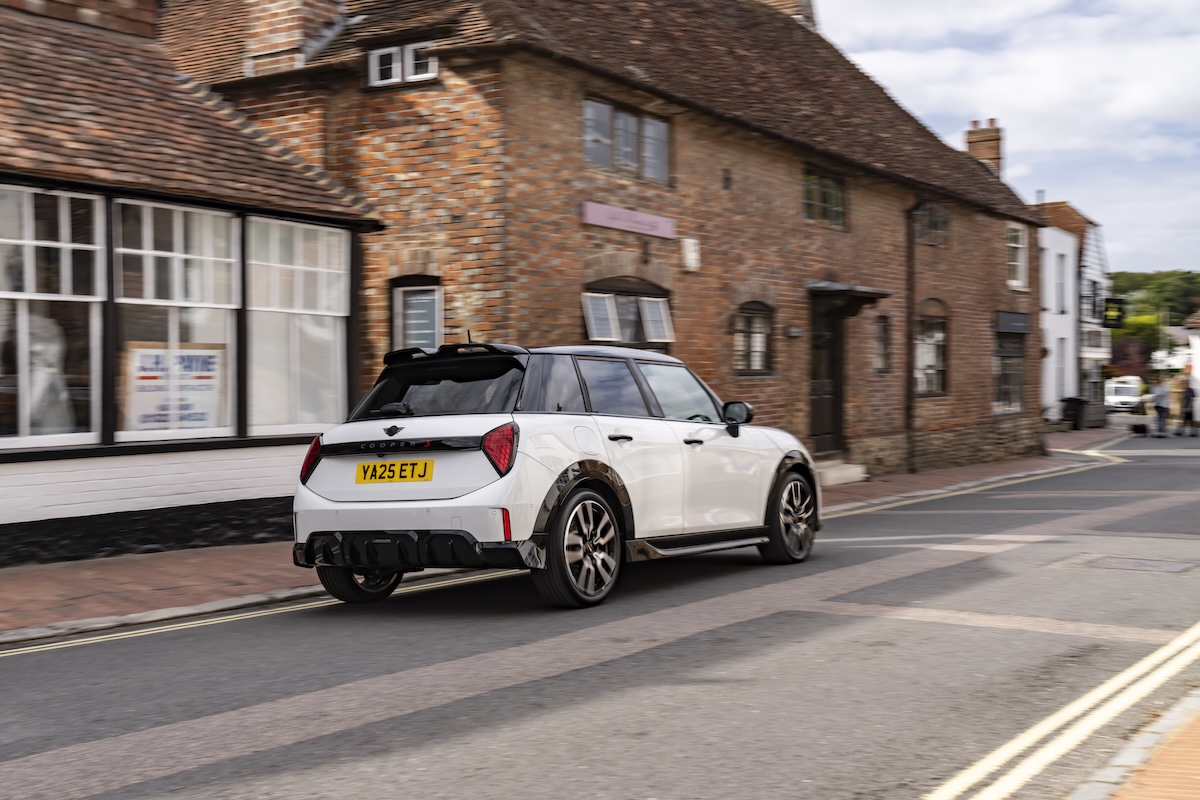 John Cooper Works: la MINI Cooper S 5 porte tra potenza e stile John Cooper Works: la MINI Cooper S 5 porte tra potenza e stile