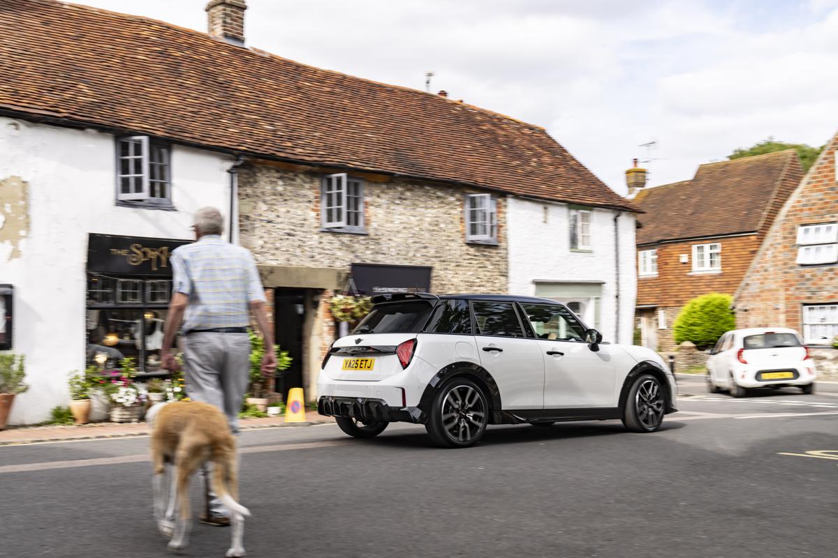 John Cooper Works: la MINI Cooper S 5 porte tra potenza e stile John Cooper Works: la MINI Cooper S 5 porte tra potenza e stile